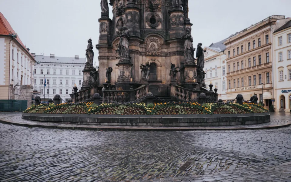 POLITICKÁ KORIDA: Patří květináče na Sloup Nejsvětější Trojice? Zeptali jsme se olomouckých zastupitelů