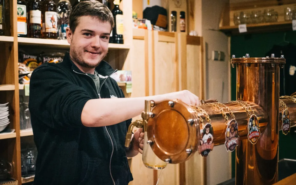 Jadrošova Krčma přečkala karanténu díky štamgastům. Pivo od Jadrníčka si teď dáte i na zahrádce