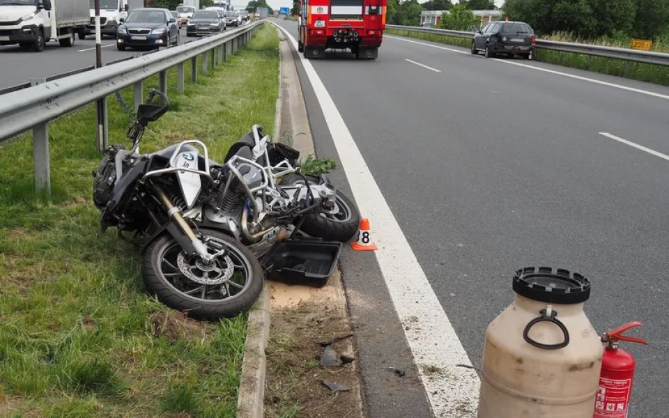 Řidič Octavie smetl na dálnici jednasedmdesátiletého motorkáře. Na místo letěl vrtulník