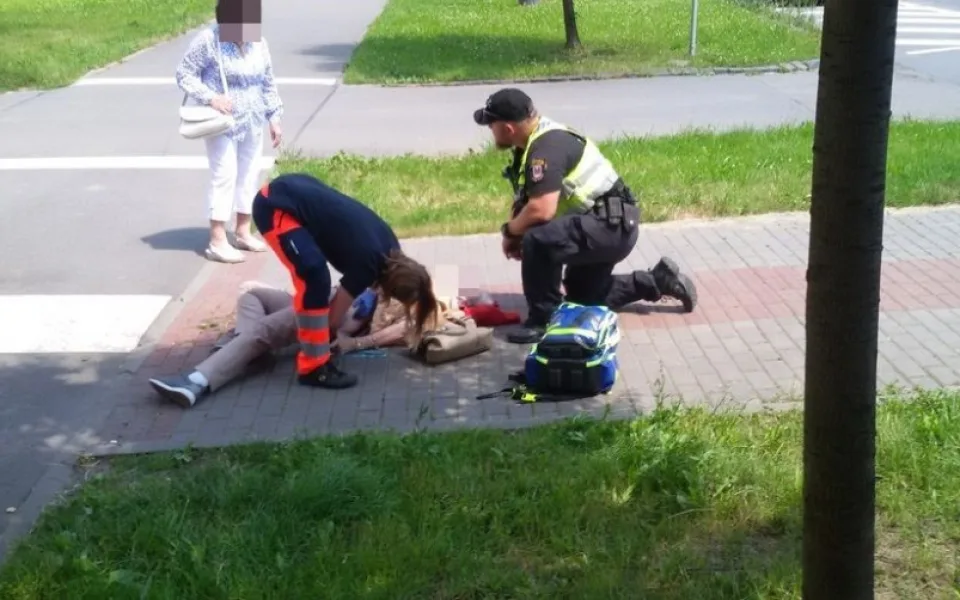 Strážníci během dopravní akce pomohli seniorce, která v horku omdlela a spadla na chodník
