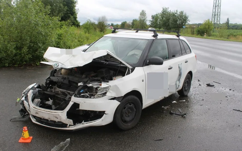 Dvě osobní auta se střetla na sjezdu z dálnice D35. Posádka Fabie utpěla zranění