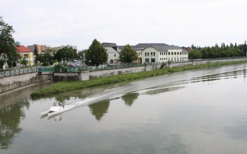 Část nábřeží Bečvy by mohla nést jméno známého československého plavce.