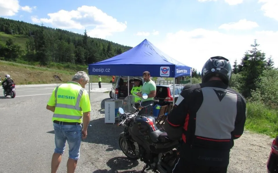 Policisté v sobotu kontrolovali motorkáře na Červenohorském sedle