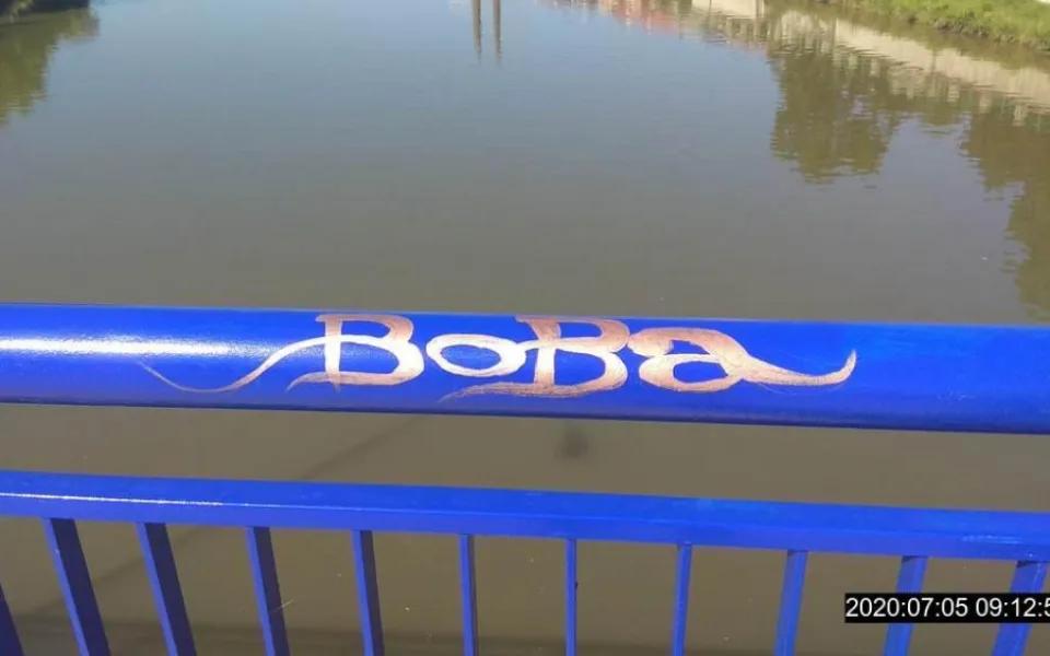 Muž napsal jméno svého psa na čerstvě namalovaný most v Přerově