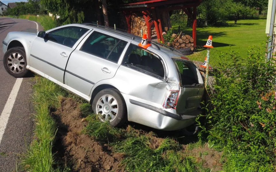 Opilý řidič Octavie v pondělí ráno kličkoval od plotu ke plotu. Nadýchal ještě skoro jedno a půl promile