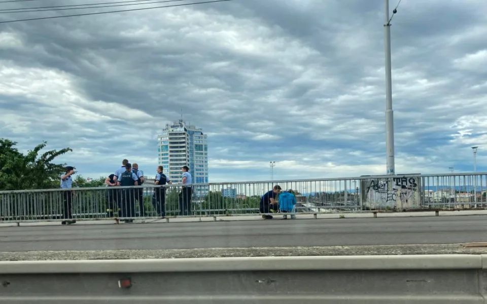 Mladý muž chtěl na mostě u nádraží spáchat sebevraždu. Naštěstí ho potkala duchaplná kolemjdoucí