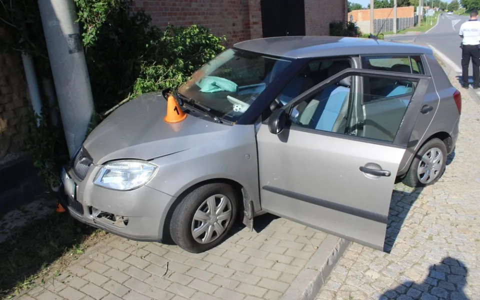 Se třemi promile usedl za volant. Jízdu zakončil v betonovém sloupu elektrického vedení