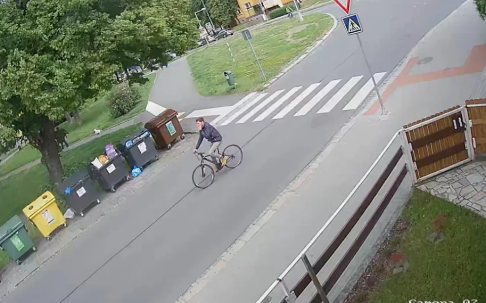 VIDEO: Policie žádá o pomoc při pátrání po muži, který se obnažoval před nezletilými dívkami