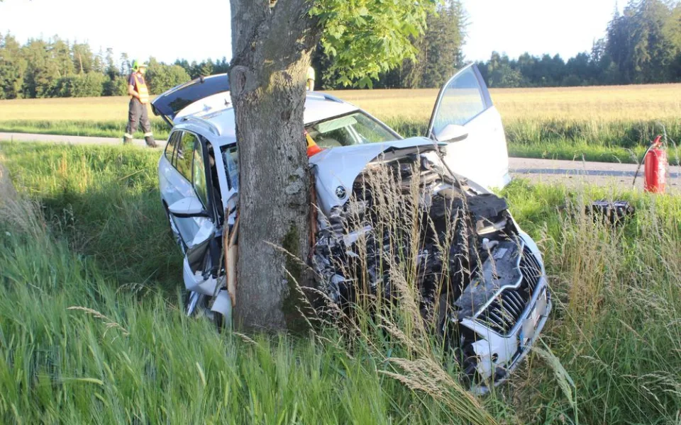 Řidič Superbu v mikrospánku narazil do stromu. On i pětileté dítě museli být letecky transportováni do nemocnice
