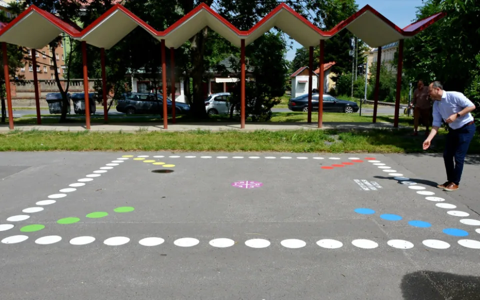Staré hřiště na ulici Na Vozovce dostalo nové neobvyklé herní prvky