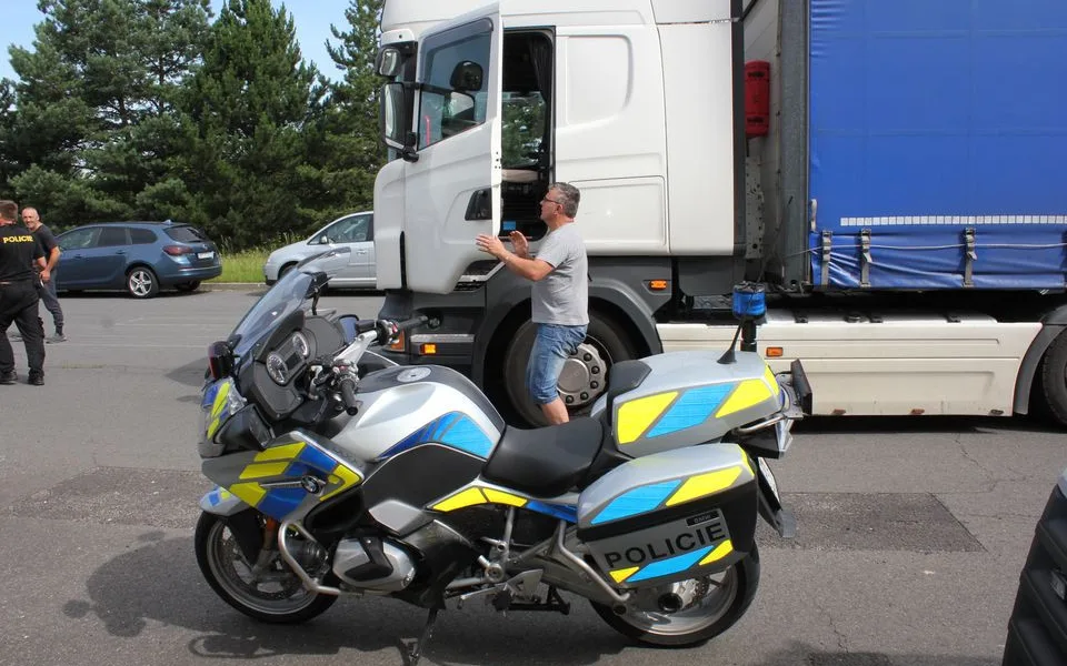Dálniční policisté kontrolovali u Přáslavic nákladní vozidla. Zjistili 19 přestupků u 25 řidičů