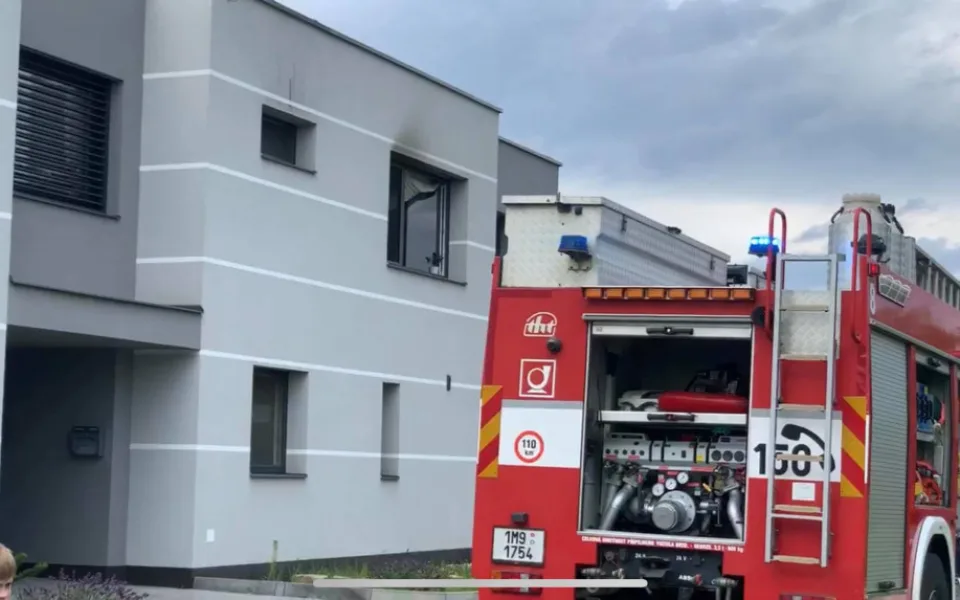 AKTUÁLNĚ:  V Ječmínkově ulici v Olomouci hoří byt, požár hasí několik jednotek hasičů