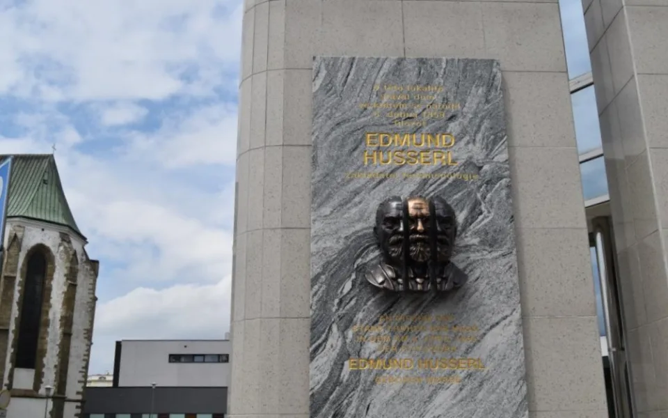 Filozofa Edmunda Husserla připomíná v rodném Prostějově pamětní deska