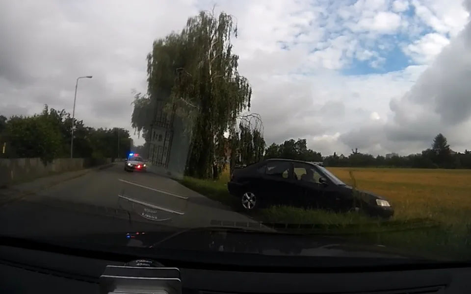VIDEO: Řidič ujížděl hlídce z Řepčína až k Hradisku, kde skončil v poli. Policisté u něj našli několik gramů pervitinu