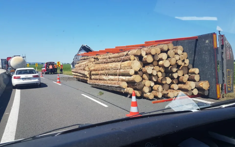 Dálnici D35 zablokoval havarovaný kamion. U kruhového objezdu u Globusu se tvoří dlouhé kolony