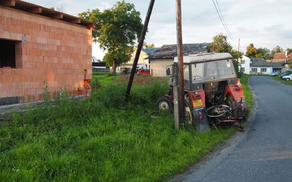 Mladý opílý řidič bez řidičáku boural s traktorem. Zranil ženu s dítětem v kočárku