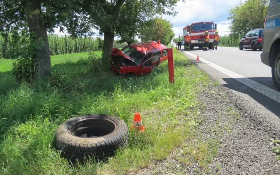Řidiči za jízdy uletělo kolo. Bezpečně zastavit nedokázal a narazil do stromu