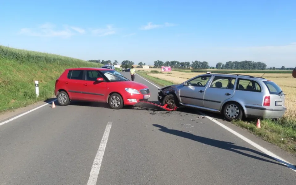 Řidičku Fabie při předjíždění kamionu oslnilo slunce. Čelně narazila do protijedoucí Octavie