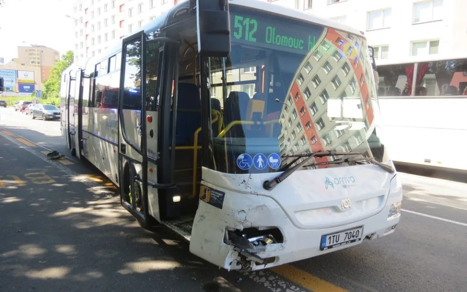 Řidič dodávky nedal při vyjíždění z parkoviště přednost projíždějícímu autobusu