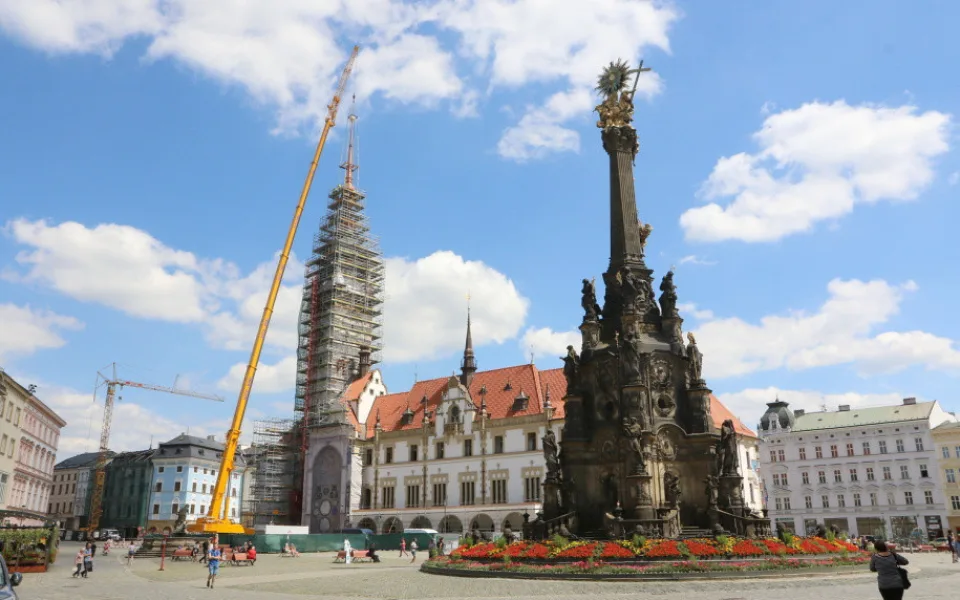 FOTO: Na radniční věž v Olomouci se vrátila její špice i s časovou schránkou