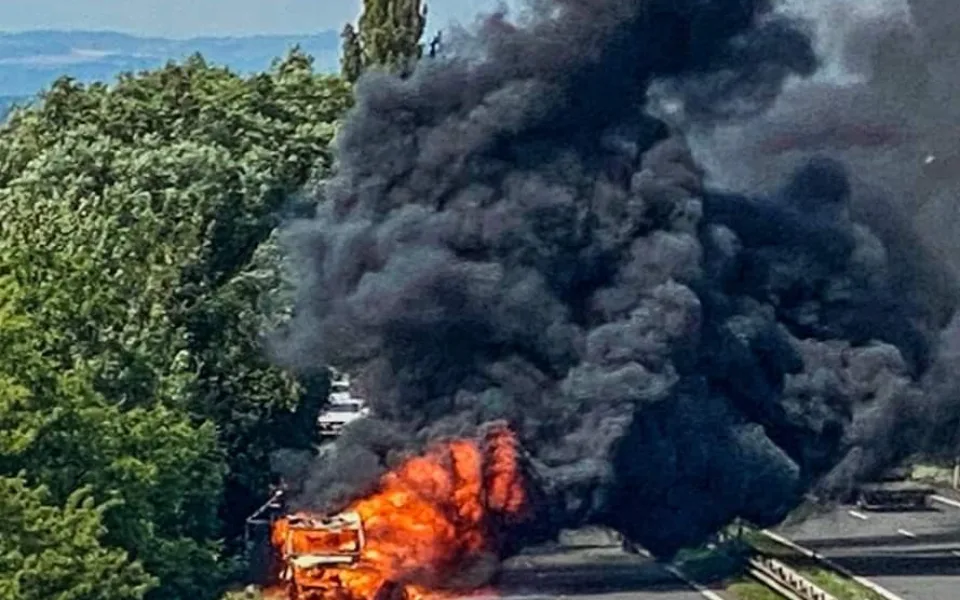 Na dálnici u Křelova hořela dodávka