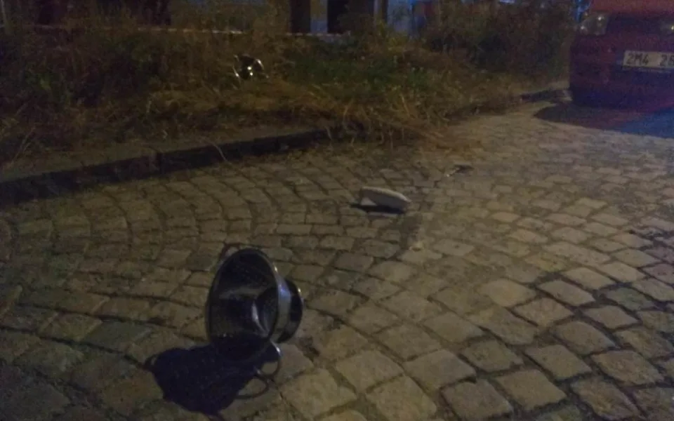 VIDEO: Incident dvou znepřátelených klanů pokračoval v noci. Oknem létalo kuchyňské nádobí