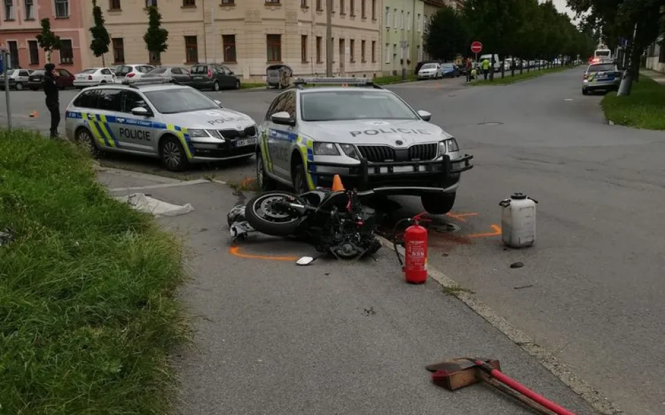 Policie hledá svědky agresivní jízdy motorkáře, který se při ujíždění střetl s policejním vozem