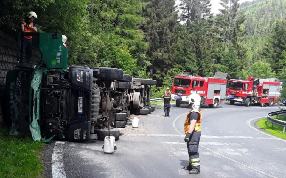 Kamion se v pátek odpoledne převrátil v serpentinách u Sobotína