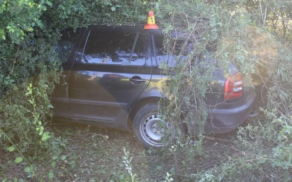 Opilý řidič Octavie skončil u Hněvotína v křoví. Zákaz řízení mu platil až do konce srpna