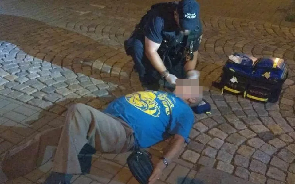 Policejní hlídka zachraňovala muže v bezvědomí. Nyní je v péči lékařů