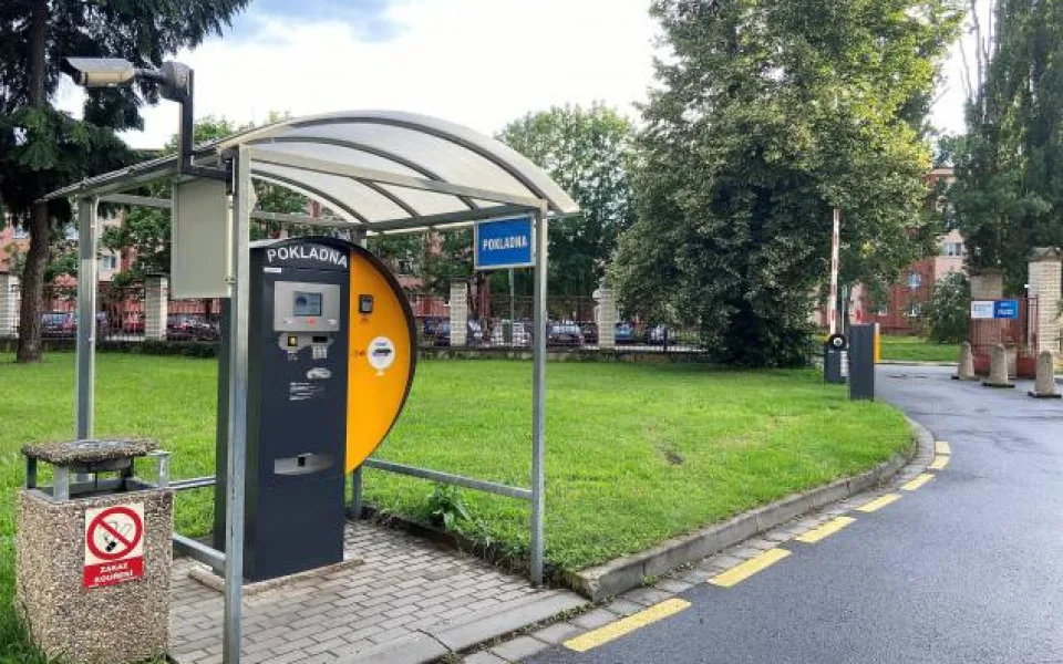 Parkoviště v areálu nemocnice prošlo modernizací. Načtení SPZ a hrazení kartou už je samozřejmostí
