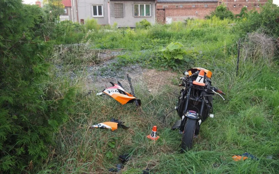 Sedmadvacetiletý motorkář bez řidičáku boural u železničního přejezdu. Do nemocnice odletěl vrtulníkem
