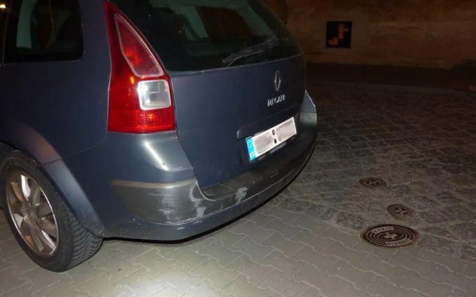 Řidička pod vlivem drog a bez řidičského průkazu nabourala auto bez platné technické prohlídky