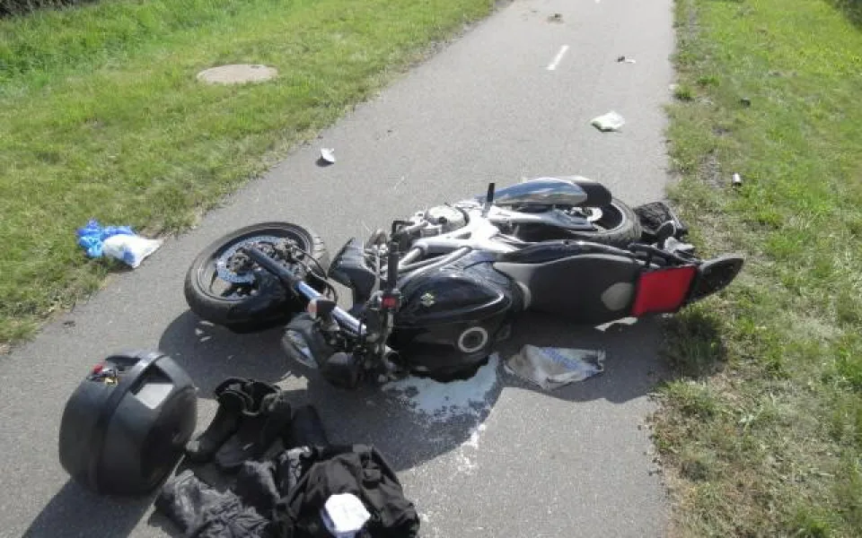 Náklaďák vytlačil motorkáře z cesty. Ten havaroval a musel být letecky přepraven do nemocnice