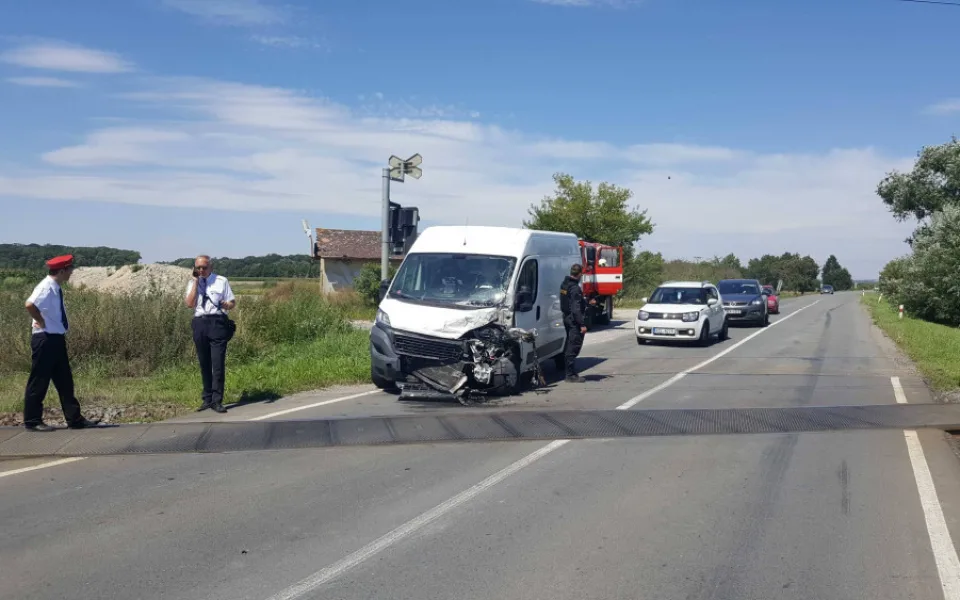 Řidiče dodávky oslnilo slunce a vjel do cesty rychlíku