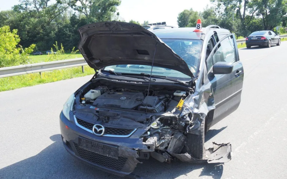 Při nehodě osobních aut se zranilo pět lidí. Musely zasahovat všechny složky IZS