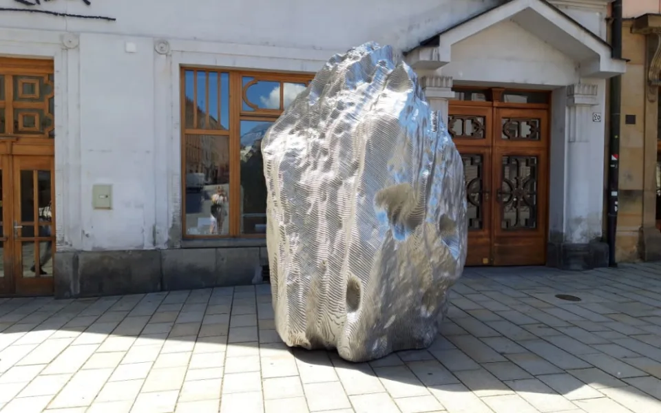 Na náměstí přistál šestitunový Vesmírný balvan. Kolemjdoucí láká na výstavu galerie