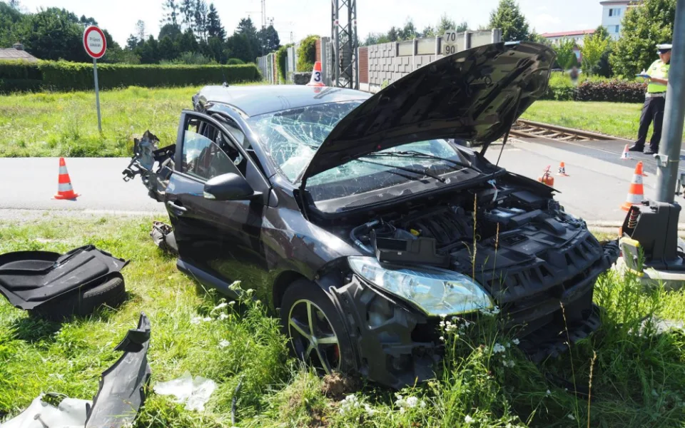 Na Šumpersku se střetl vak s osobním autem, řidič se zranil