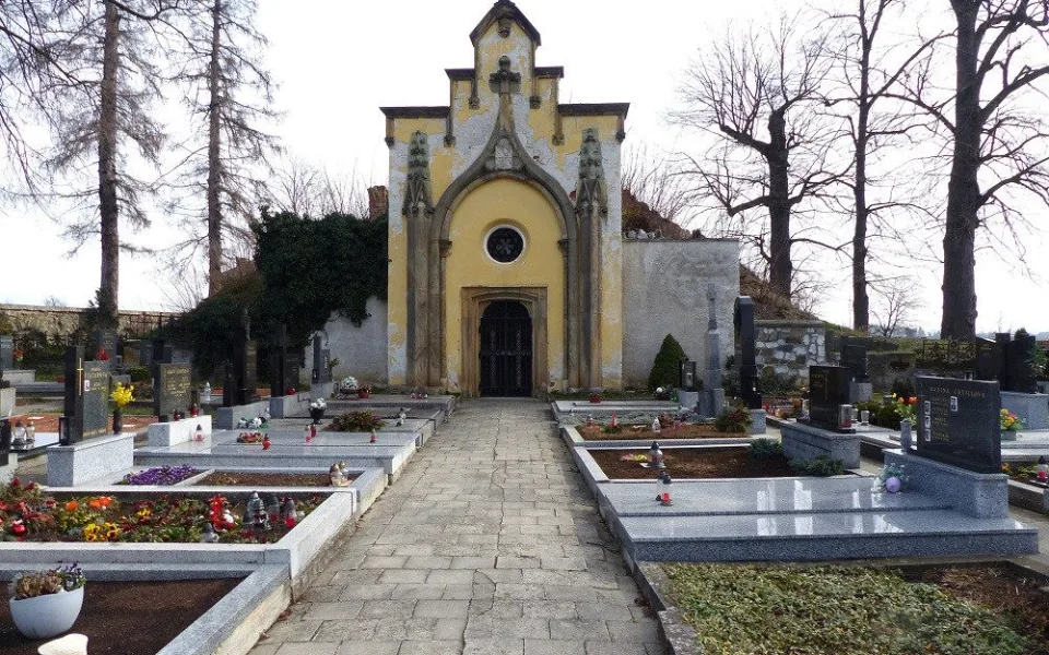 Šlechtická hrobka na hřbitově v Rokytnici z první poloviny 19. století se stala památkou