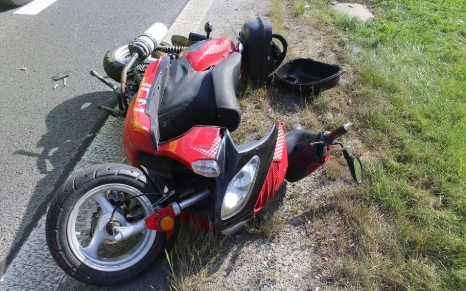 Při nehodě utrpěl motorkář zranění, se kterým musel být převezen do nemocnice.