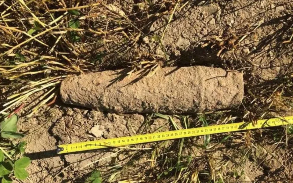 Dělostřelecký granát měl ráži 105 milimetrů