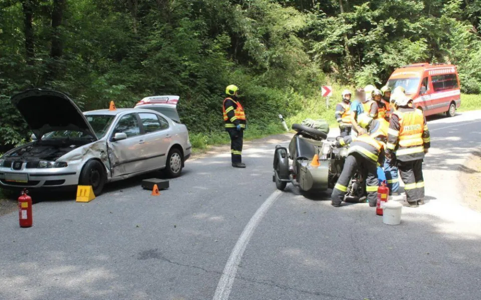 Řidič motorky vyjel v zatáčce do protisměru, kde zrovna projíždělo auto.