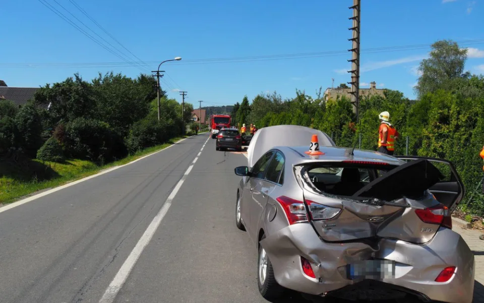 Řidička nastavovala teplotu a nevšimla si brzdícího auta před sebou. Pět cestujících se zranilo