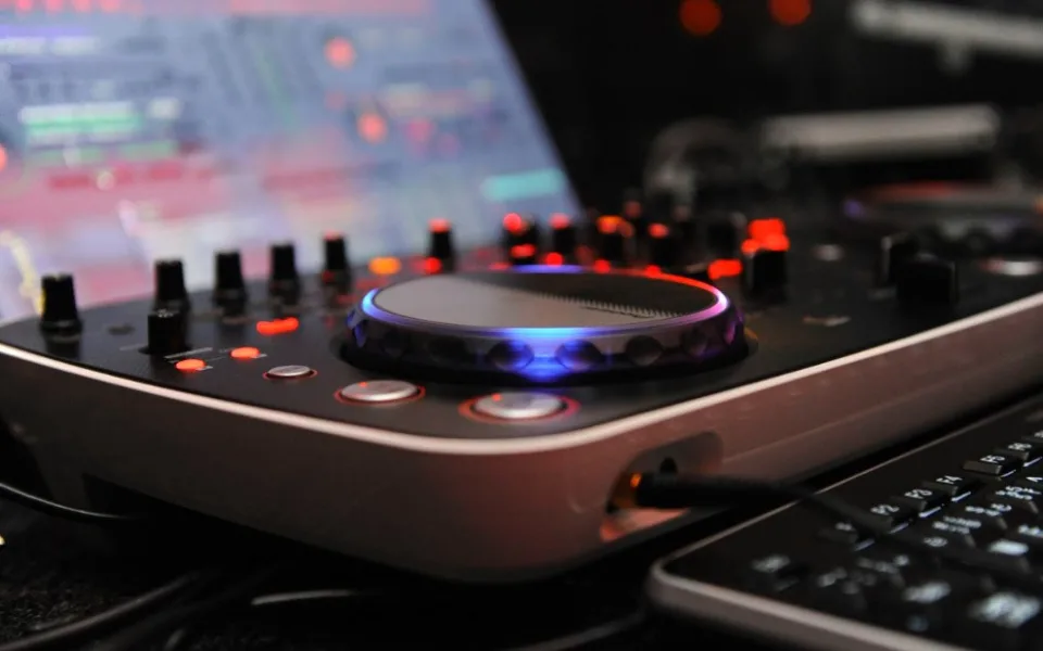 Stížnosti občanů na hluk z Disco Club Morava sílí. Čeká se na výsledky měření hluku a zřízení kuřárny