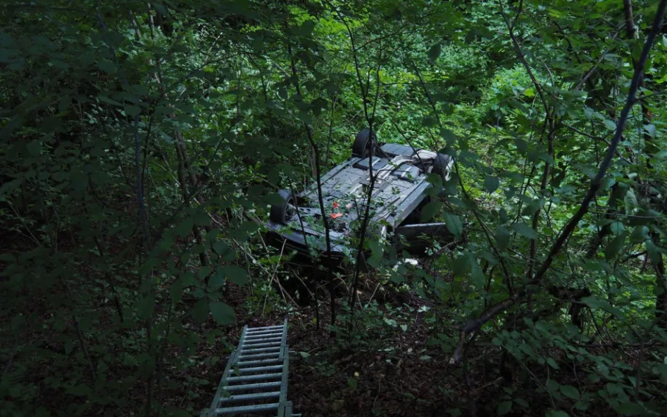 Řidička sjela ze silnice a přetočila auto na střechu. Se zraněním skončila v nemocnici