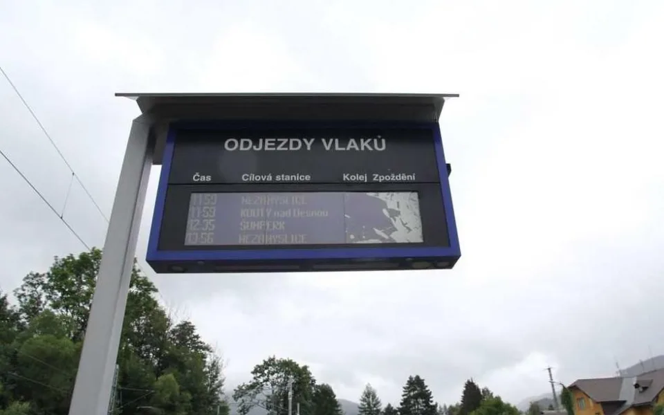 Podnapilý muž rozbil panel s odjezdy vlaků. Policie se obrací na svědky