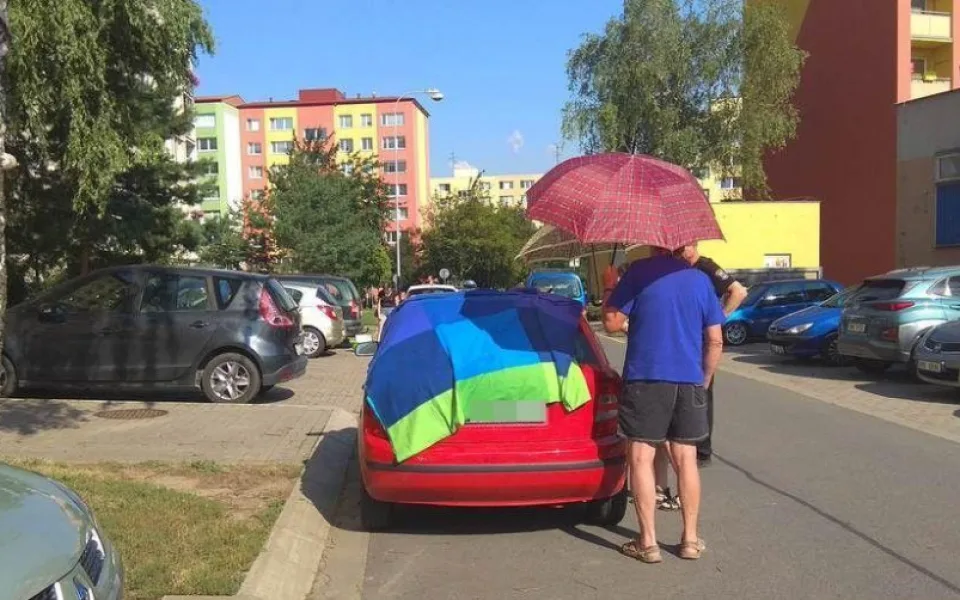 Přerovští strážníci pomohli dostat dítě z rozpáleného auta