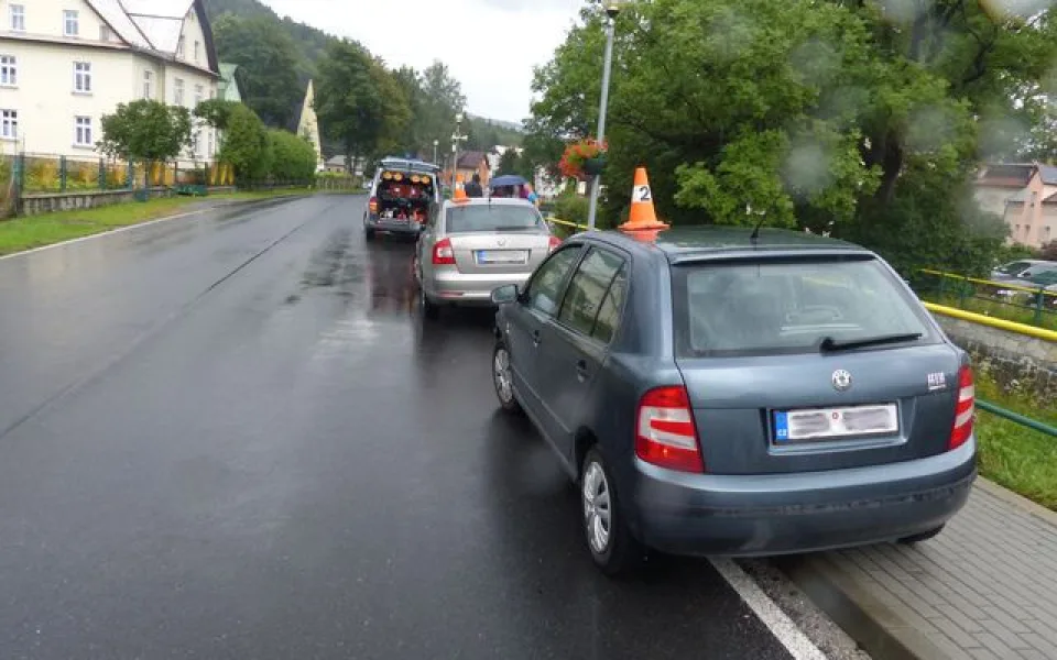 Policie pátrá po řidiči červeného auta, který způsobil dopravní nehodu dvou aut. Z místa nehody ujel