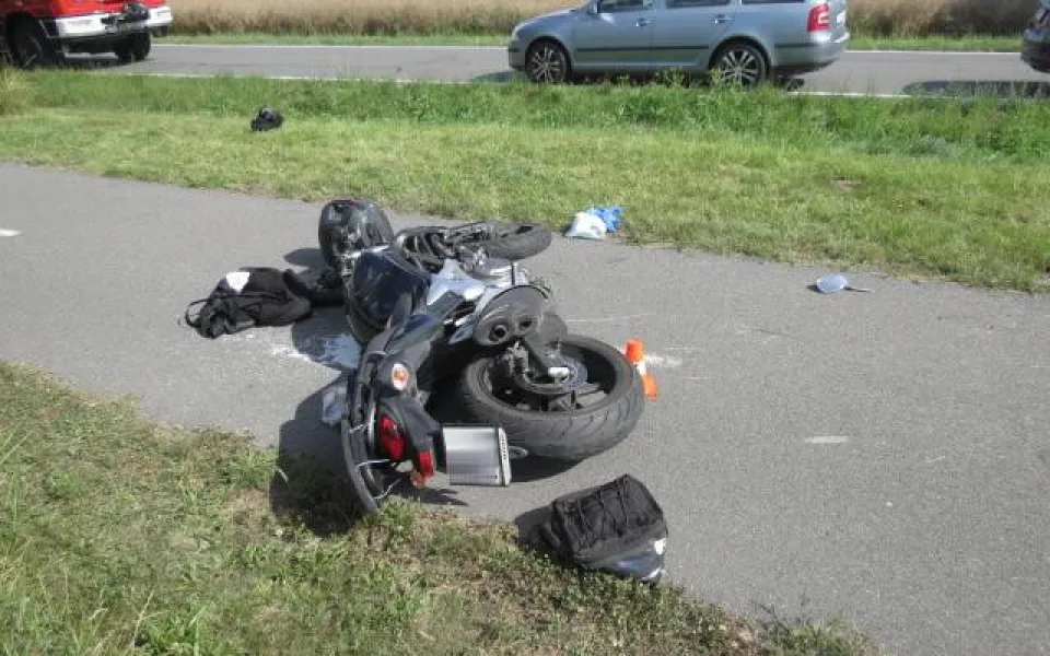 Policie hledá svědkyni, která dávala první pomoc na závažné dopravní nehodě