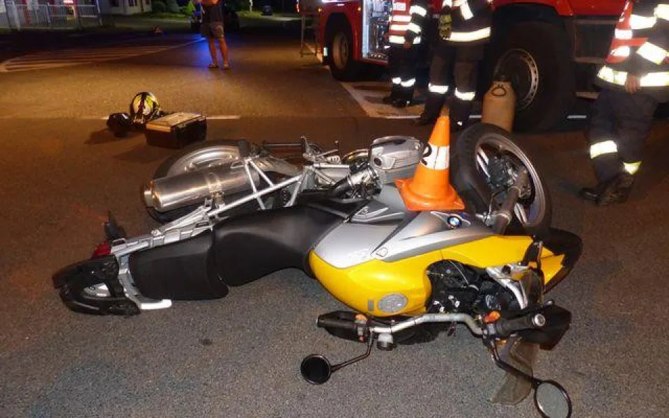 Řidič v křižovatce přehlédl motorkáře a způsobil nehodu. Celková škoda vyjde na 220 tisíc